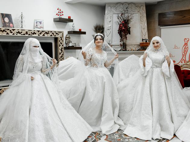 De gauche à droite, trois des futures mariées : Nasra Sharaf Al-Din (sunnite), Marina Hassan (alaouite) et Sarah Nadaf (sunnite), à Lattaquié (Syrie), le 9 juin 2025.