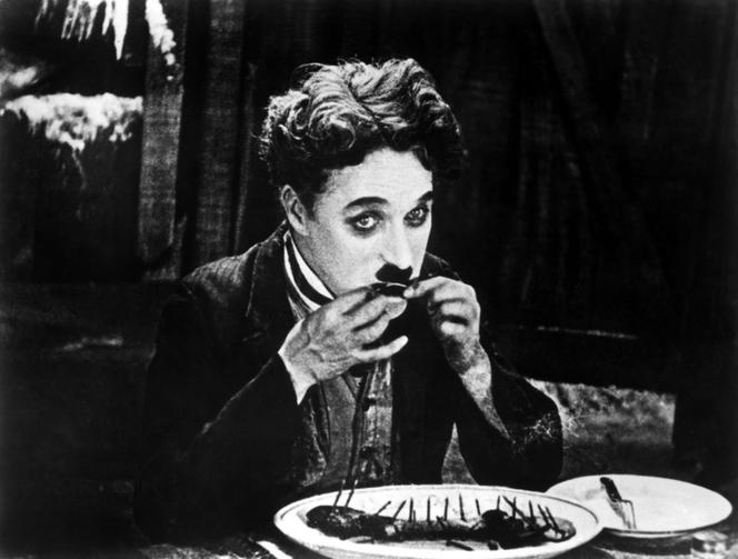 En une scène mythique, de « La ruée vers l’or », en 1925, Charlie Chaplin évoque la faim qui transcende une semelle de cuir en la meilleure des soles.
