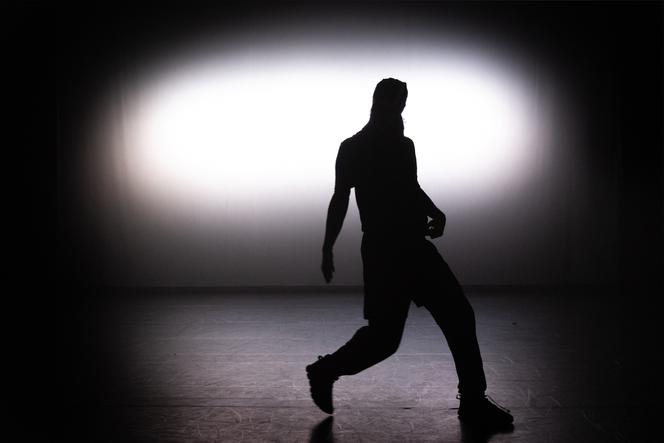 Mohamed Toukabri, dans « Every-Body-Knows-What-Tomorrow-Brings-and-We-All-Know-What-Happened-Yesterday », d’Essia Jaïbi.