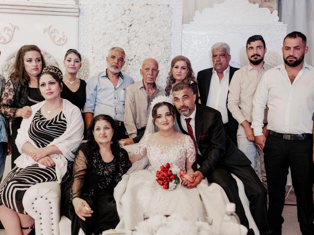 Les familles de Somar et de Marina se retrouvent pour une photo de famille, à Lattaquié (Syrie), le 9 juin 2025.