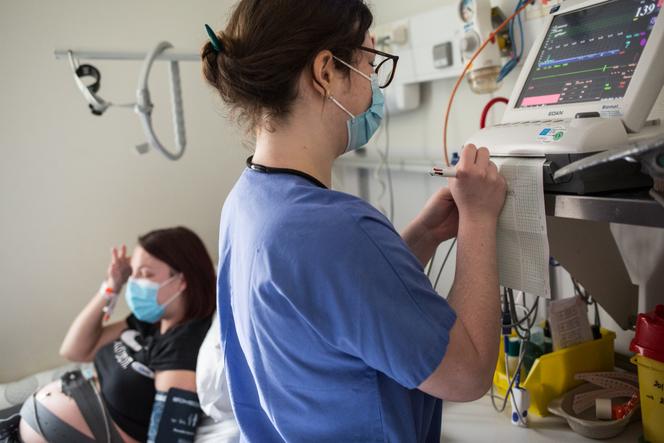 Une sage-femme, avec une patiente, dans la salle de naissances de la maternité de l’hôpital de Valence, en 2021.