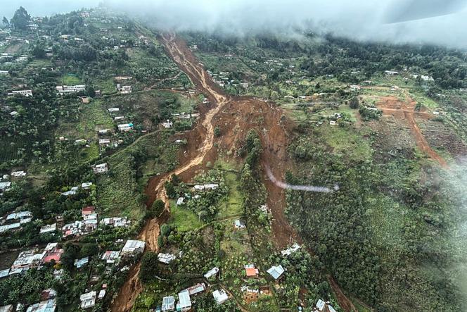 Cette photo, diffusée par le gouvernement d’Antioquia, est une vue aérienne des maisons ensevelies après un glissement de terrain à Bello, en Colombie, le 24 juin 2025.