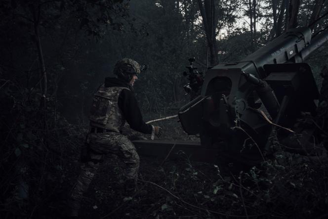 Un artilleur de la 117e brigade de défense territoriale de Soumy vient de tirer sur une position russe, dans la région de Soumy, en Ukraine, le 19 juin 2025.
