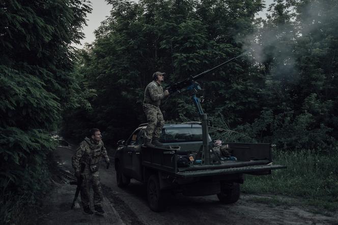 Un soldat ukrainien tire sur un drone Shahed russe qui traverse son secteur, dans l’oblast de Soumy, le 16 juin 2025.