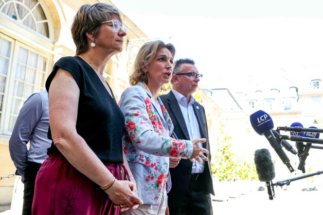 Christelle Thieffinne, secrétaire nationale de la CFE-CGC, Marylise Léon, secrétaire générale de la CFDT et Cyril Chabanier, le président de la CFTC (de gauche à droite), devant l’hôtel de Matignon, le 24 juin. 
