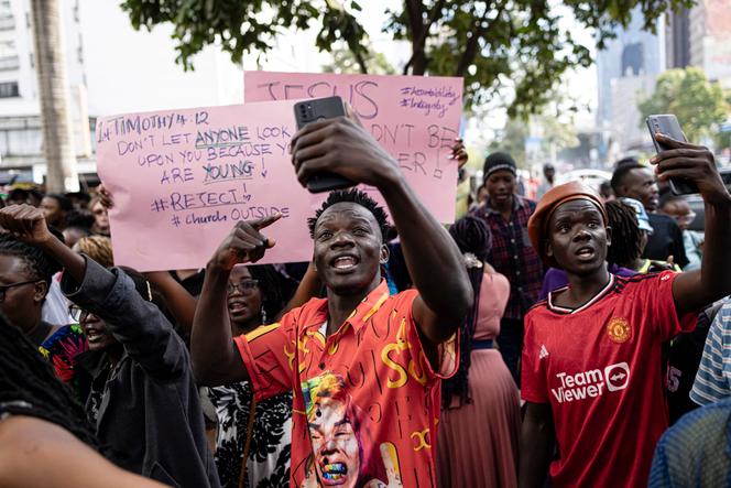 Des jeunes manifestants lors de la marche contre le projet de loi de finances 2024 dans le centre de Nairobi le 23 juin 2024. 