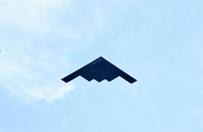 Un bombardier B-2 pris en photo lors de la 135ᵉ parade du Tournoi des Roses, à Pasadena, en Californie, le 1ᵉʳ janvier 2024.