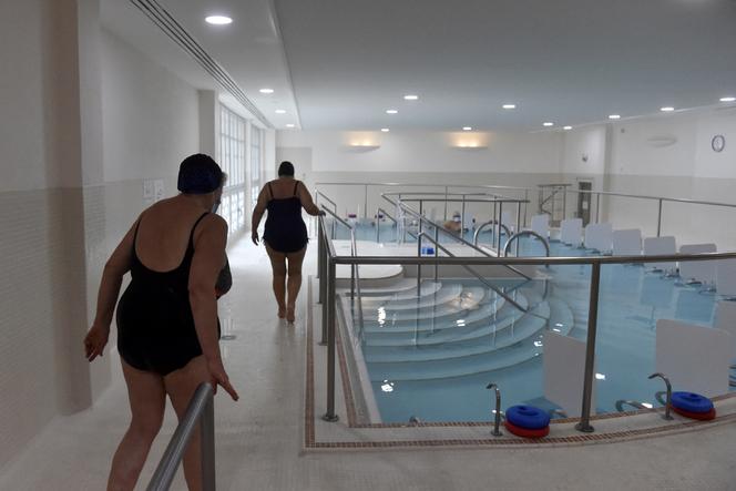 Des curistes aux thermes de Prats-de-Mollo-la-Preste (Pyrénées-Orientales), le 21 octobre 2022. Les cures thermales, dont « le bénéfice médical est faible ou non démontré », sont visées par le projet de déremboursement.