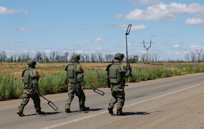 Sappers das Forças Armadas russas caminham ao longo de uma rodovia buscam explosivos e deminem uma área perto da cidade de Marinka (Maryinka) na região de Donetsk, um território controlado pela Rússia da Ucrânia, 24 de junho de 2025.