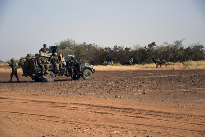 Un détachement des Forces spéciales antidjihadistes « Almahaou » (« Tourbillon ») patrouille dans la région de Tillaberi au Niger, le 6 novembre 2021.