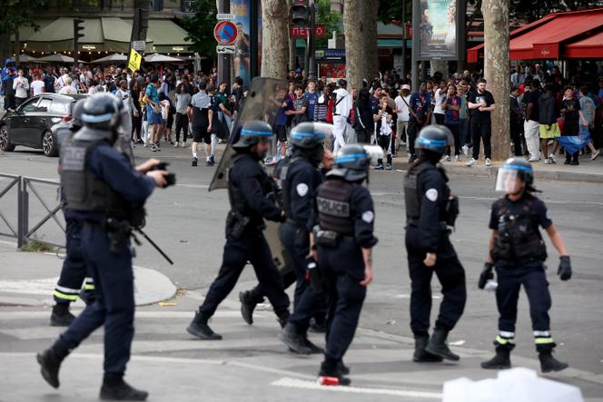 Des policiers, près de l’avenue des Champs-Elysées, à Paris, le 1ᵉʳ juin 2025.