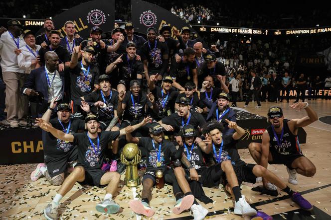 La joie des joueurs du Paris Basketball après avoir remporté le titre de champion de France de basket, à Paris, le 24 juin 2025.