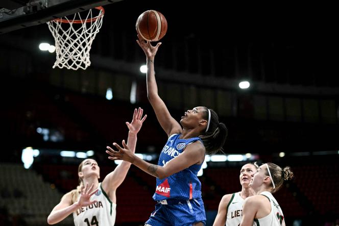 The French Ailière Valérian Ayayi marks a basket during the quarter -final of the Euro basketball between France and Lithuania, at the Athens Peace and Friendship Stadium on June 24, 2025.