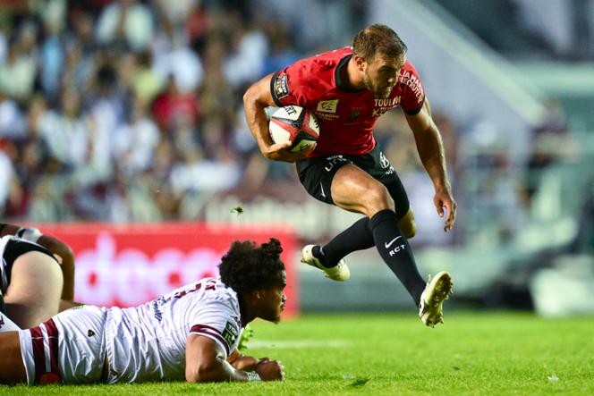 Melvyn Jaminet (avec le ballon) lors du match du Top 14 opposant le Rugby club toulonnais à l’Union Bordeaux-Bègles, au Stade Mayol de Toulon, le 1er juin 2025.
