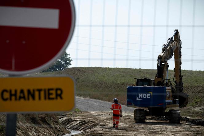Un employé sur l’autoroute A69, à Verfeil, en Haute-Garonne, le 24 juin 2025.