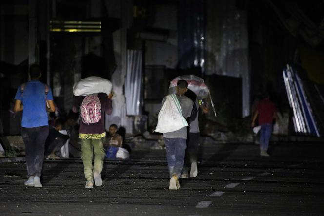 Des Gazaouis au retour d’une distribution d’aide de la Gaza Humanitarian Foundation, au camp de réfugiés de Nousseirat, dans le centre de l’enclave, mardi 24 juin 2025.