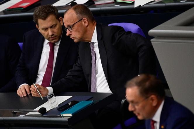 Le chancelier allemand, Friedrich Merz (au centre), converse avec Lars Klingbeil, vice-chancelier et ministre des finances, au Parlement, à Berlin, le 24 juin 2025.