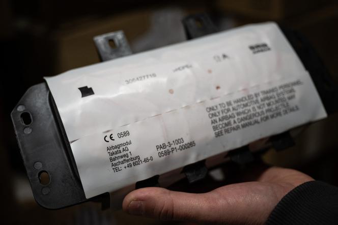 Un module d’airbag fabriqué par le fabricant japonais d’airbags Takata, dans un garage de Mulhouse, dans l’est de la France, le 19 février 2025.