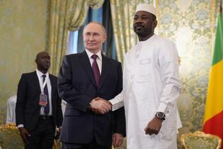 Vladimir Poutine reçoit son allié malien Assimi Goïta pour « renforcer » leur coopération