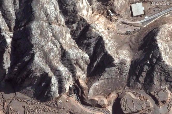 L’entrée d’un tunnel proche de l’usine d’enrichissement nucléaire d’Ispahan, dans le centre de l’Iran, à la suite des bombardements américains sur la région, le 24 juin 2025.