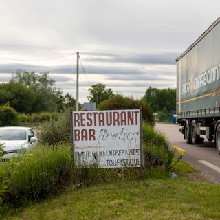 Le Relais Saint Christophe, ‡ la pÈriphÈrie d'Avallon, est un ´ Restaurant Routiers ª sur l'ancienne Route Nationale 6. Il fermera dÈfinitivement ses portes le 13 juin 2025, le propriÈtaire Imma Ambit ne trouvant pas de repreneur.

La Route Nationale 6 est encore trËs frÈquentÈe par les poids lourds, et le soir de notre visite, le restaurant et le parking des camions Ètaient pleins. MalgrÈ cela, d'aprËs les propriÈtaires des quelques ´ Restaurants Routiers ª qui subsistent, peu de camionneurs peuvent se permettre de s'arrÍter pour manger dans leur restaurants de nos jours. Ils citent l'inflation, le co˚t de la vie, l'Europe, l'immigration,... comme raisons possibles.

Photo © Ed Alcock / MYOP 27/5/2025

The Relais Saint Christophe, on the outskirts if Avallon, is a ´†Restaurant Routiers†ª on the former Route Nationale 6. It will close definitively on 13 June 2025, as the owner, Imma Ambit canít find someone interested in buying it. 

The Route National 6 is still heavy with heavy goods vehicles, and on the night of our visit, the restaurant and the truck park was full. Despite this, according to the owners of the few surviving ´ Restaurants Routiers ª few truck drivers can afford to stop to eat in their restaurants these days. They cite inflation, cost of living, Europe, immigration,Öas possible reasons.

Photo © Ed Alcock / MYOP 27/5/2025