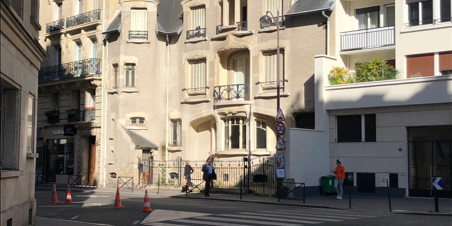 https://img.lemde.fr/2025/06/24/1260/0/3024/1512/1440/720/60/0/a23d9a7_upload-1-0vtwcbqa367y-mezzara-faci-ade-sur-rue-nicolas-horiot.jpg