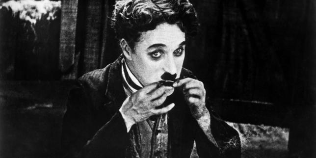 En une scène mythique, de « La ruée vers l’or », en 1925, Charlie Chaplin évoque la faim qui transcende une semelle de cuir en la meilleure des soles.