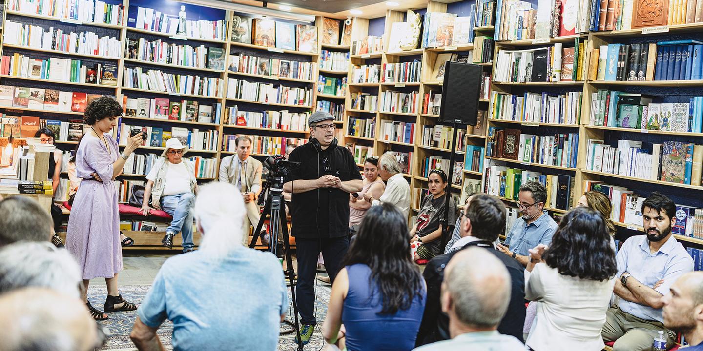 Les Iraniens exilés à Paris débattent de la guerre, du régime honni des mollahs et de l’après dans la librairie Utopiran