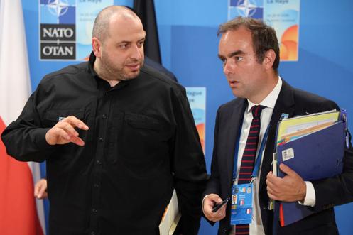 Rustem Umerov (à gauche), alors ministre de la défense de l’Ukraine, s’entretient avec le ministre des forces armées français, Sébastien Lecornu, lors du sommet des chefs d’Etat et de gouvernement de l’OTAN, à La Haye, le 25 juin 2025.