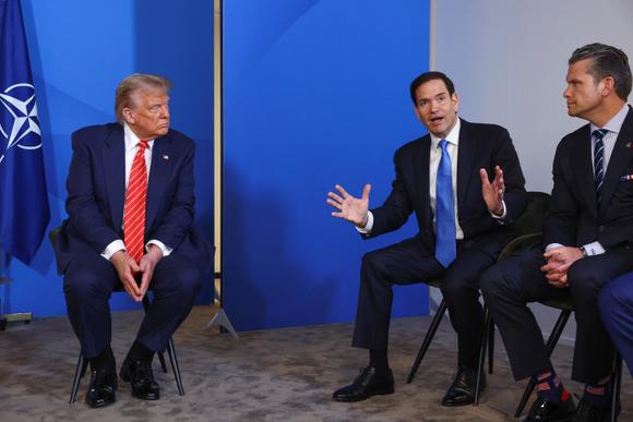 Le secrétaire d’État américain Marco Rubio, aux côtés du président américain Donald Trump et du secrétaire américain à la défense Pete Hegseth, à La Haye, aux Pays-Bas, le 25 juin 2025.