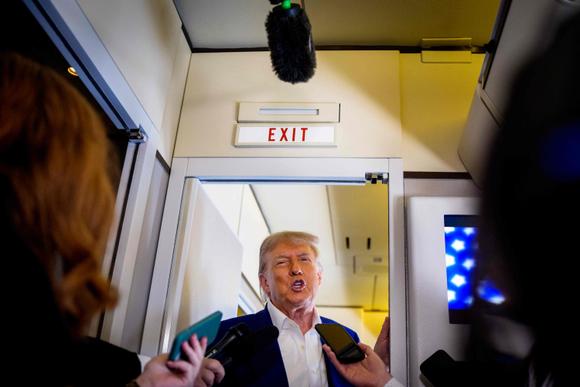Donald Trump s’adresse aux médias à bord d’Air Force One, le 24 juin 2025.