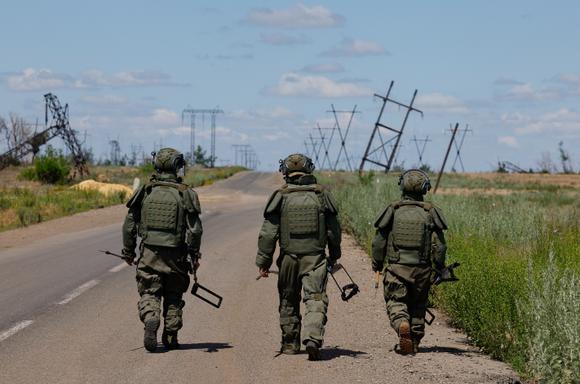 Des sapeurs-miniers russes, le long d’une autoroute, dans la région de Donetsk, en Ukraine, le 24 juin 2025.