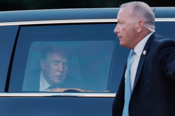 Le président américain, Donald Trump, arrive pour un dîner officiel au palais royal Huis ten Bosch, avant le sommet de l’OTAN, à La Haye, aux Pays-Bas, le 24 juin 2025.