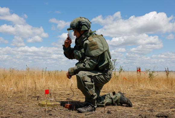 Un sapeur-minier des forces armées russes place une charge explosive lors d’une opération de déminage, dans la région de Donetsk, le 24 juin 2025.