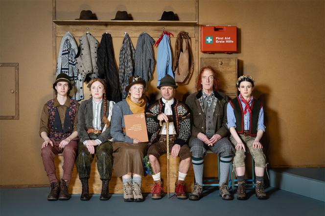 Charlotte Clamens (au centre, avec le livre) dans « Le Sommet », de Christoph Marthaler.