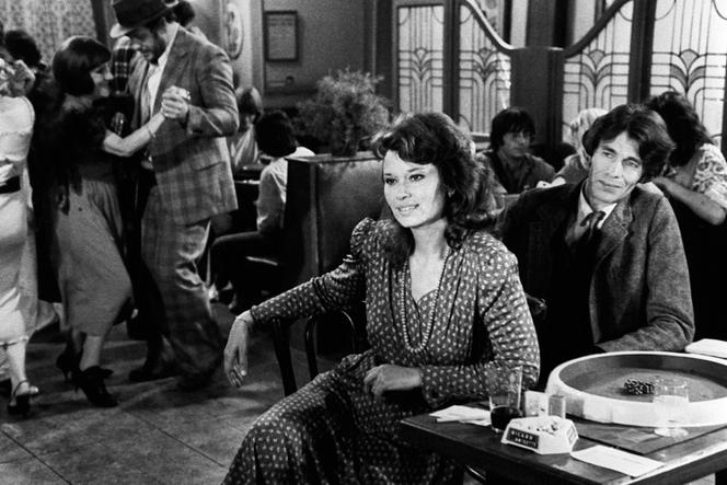 L’actrice italienne Lea Massari sur le tournage du film « La flambeuse », réalisé par Rachel Weinberg, à Paris, le 3 octobre 1980.