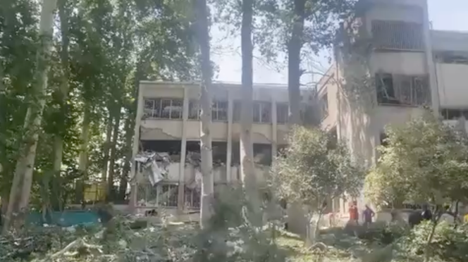 Un bâtiment administratif de la prison d’Evin, touché par une frappe israélienne, sur un extrait d’une vidéo diffusée sur le site de l’agence Tasnim News, proche du pouvoir iranien.