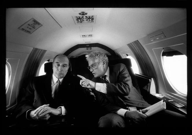Le président de la République, François Mitterand, et le premier secrétaire du Parti socialiste, Lionel Jospin, en avion, en 1988.