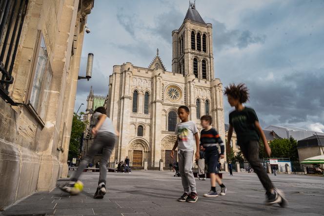 Le parvis de la basilique cathédrale de Saint-Denis (Seine-Saint-Denis), le 16 juin 2020.