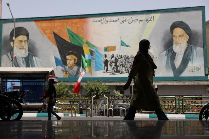 Devant une fresque représentant le Guide suprême iranien, l’ayatollah Ali Khamenei (à gauche), et son prédécesseur Ruhollah Khomeyni, à Téhéran, le 24 juin 2025.