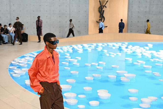 Présentation de la collection homme printemps-été 2026 de Saint Laurent devant l’installation « Clinamen » de Céleste Boursier-Mougenot, à la Bourse de commerce, à Paris, le 24 juin 2025.