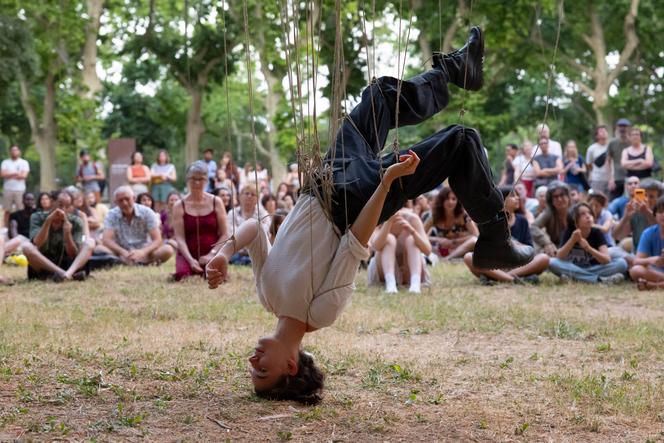 Sève Bernard, dans « Définition de l’œuvre d’art comme acte de confiance aux spectateurs·rices », de Camille Boitel, au festival Montpellier Danse, le 22 juin 2025.