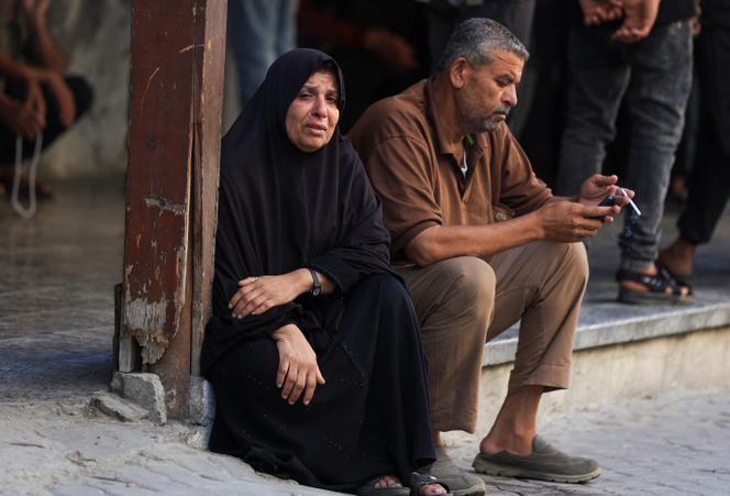 Des personnes en deuil, à Gaza, le 25 juin 2025.
