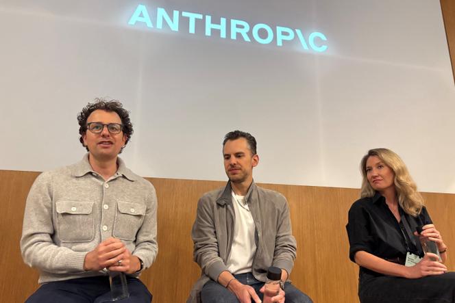 Dario Amodei, à esquerda, CEO da Anthrópica, com Mike Krieger, diretor de produtos e Sasha de Marigny, diretor de comunicação, durante uma conferência de imprensa em San Francisco, Califórnia, 22 de maio de 2025.