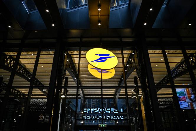 La façade vitrée de La Poste Paris Louvre, le 17 janvier 2022.