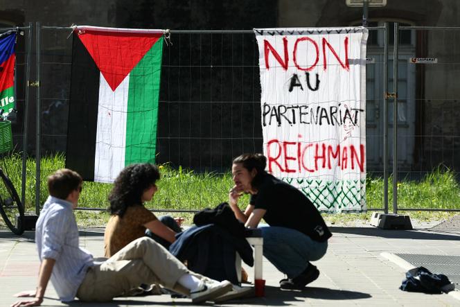 Des étudiants devant un drapeau palestinien, le 9 avril 2025, bloquent l’entrée de l’Institut d’études politiques (IEP-Sciences-Po), à Strasbourg, pour protester contre le renouvellement du partenariat avec l’université israélienne Reichman.
