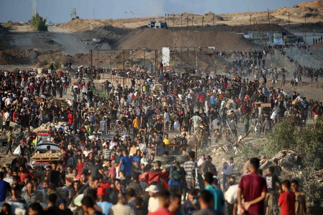 Lors d’une distribution de vivres organisée par la Fondation humanitaire de Gaza, dans le centre de la bande de Gaza, le 25 juin 2025.