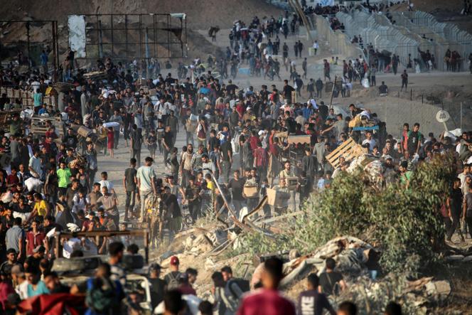 Des Gazaouis rassemblés autour d’un point de distribution de la Gaza Humanitarian Foundation (GHF), près du camp de réfugiés de Nousseirat, le 25 juin 2025.