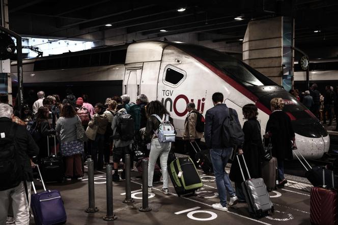 Un train de la SNCF à la gare Montparnasse, à Paris, le 6 mai 2025. 