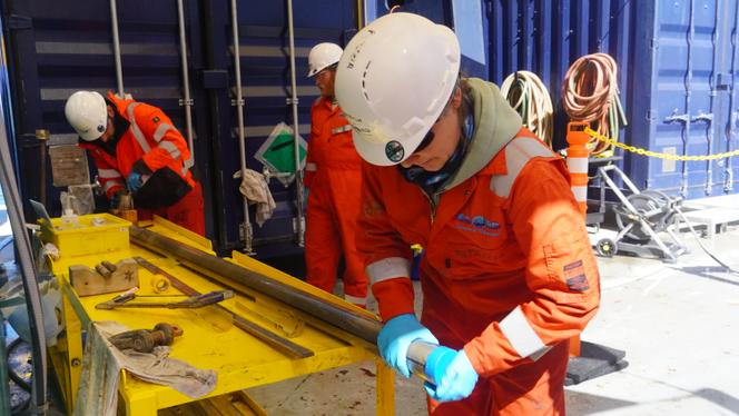 Sur le pont-avant du navire spécialisé L/B-Robert, l’équipe de conservation prépare les carottes extraites du plancher océanique, pour un traitement ultérieur. A 35 kilomètres au sud-ouest des côtes de l’île de Nantucket, au large de la Nouvelle-Angleterre (Etats-Unis), en mai 2025.